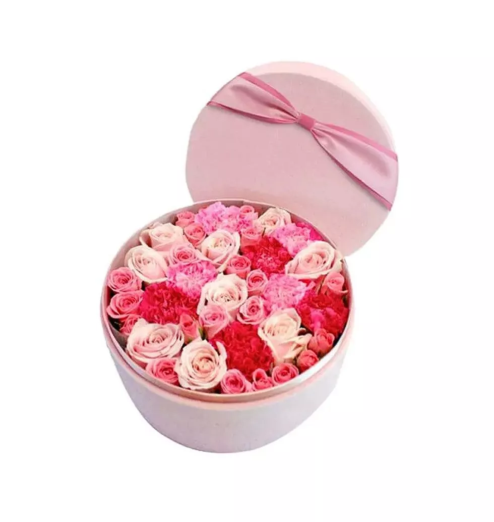Box of Min Kenyan Roses